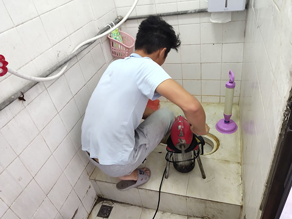 单县肥皂掉到马桶里把马桶堵住了怎么办？马桶堵住了怎么办