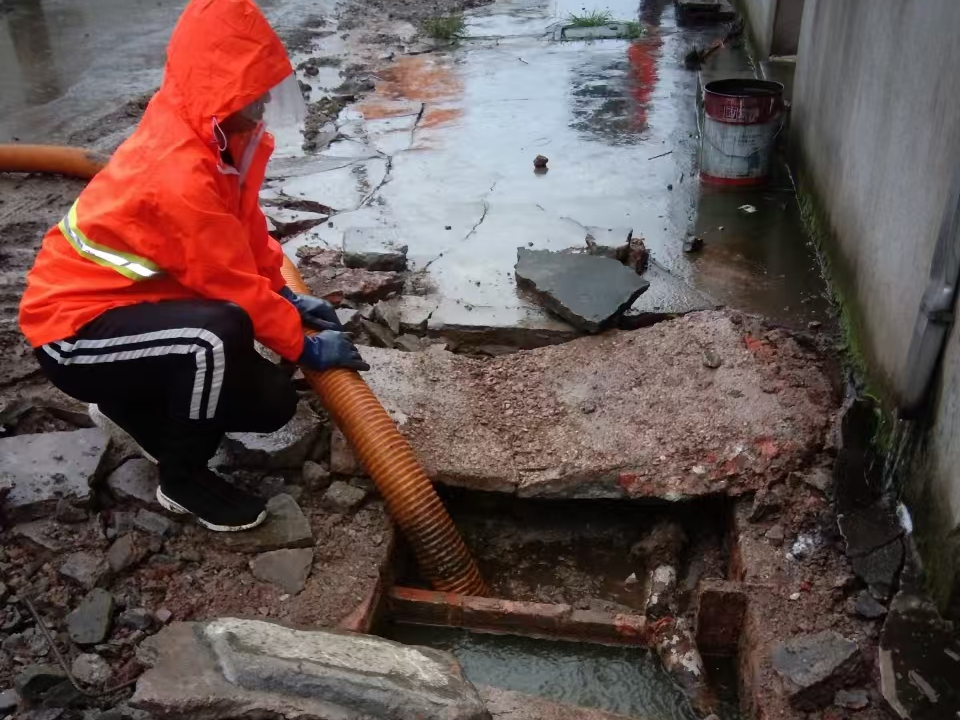 单县专业清理污水池 炜誉市政以规范流程守护城市 “肠道”