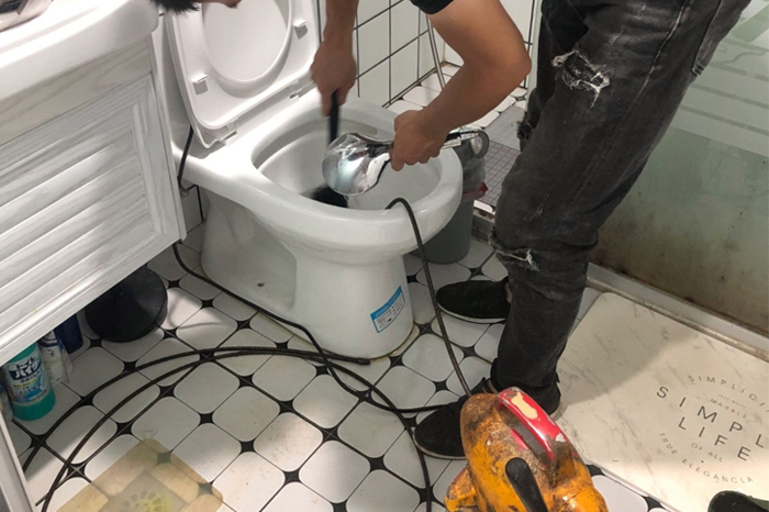 单县马桶堵塞自己疏通还是找师傅？专业上门服务让你省时更省心